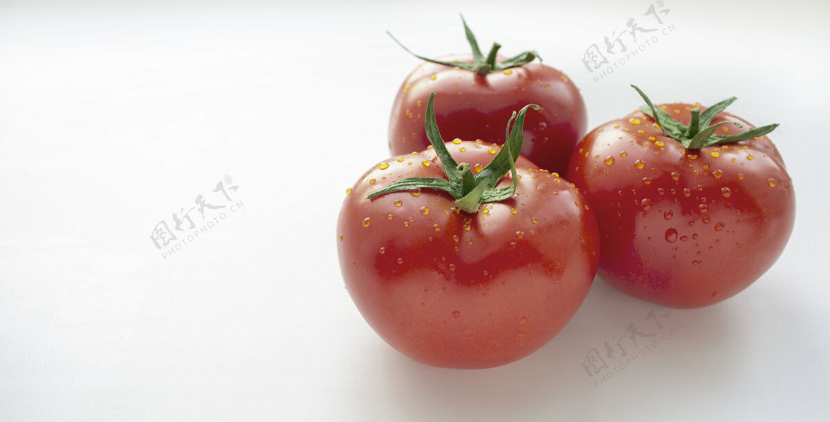 颜色三个红色的西红柿和水滴团体素食湿