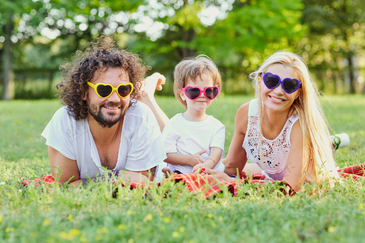 野餐快乐的一家人在公园里玩耍帕克妈妈夏天 春天 爸爸和儿子一起在大自然中玩耍三人自然