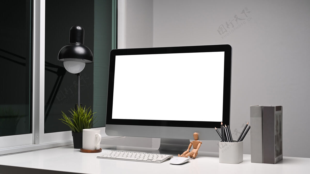 显示器创意设计师工作场所 白色桌面上有电脑和设备房间当代工作场所
