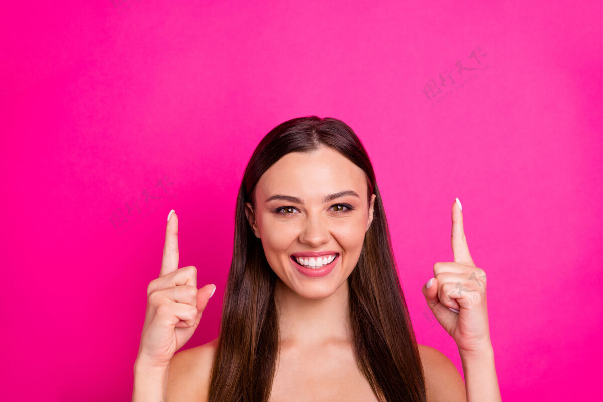 快乐特写照片惊人的女士表示手指向上空白的空间显示低价新颖的裸体肩膀孤立的充满活力的粉红色背景反馈女孩学生