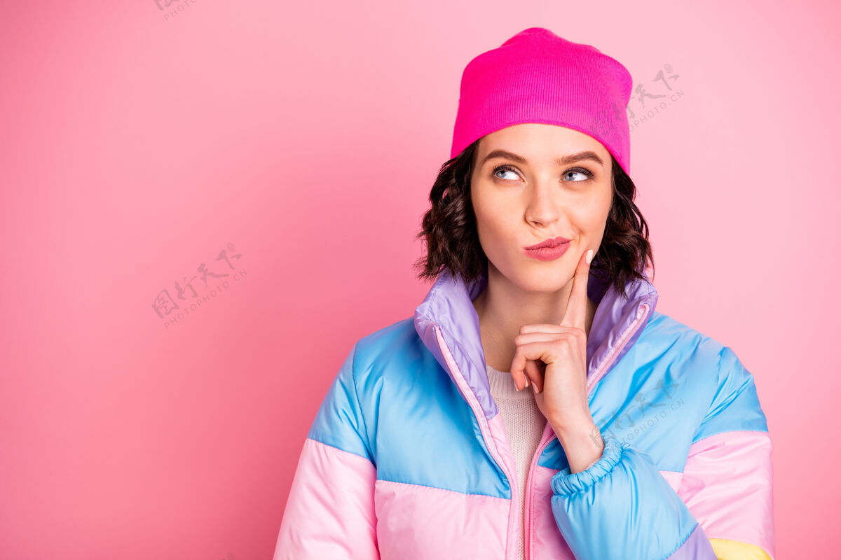 头发特写照片惊人的女士手触摸下巴穿暖色外套孤立的粉红色背景帽子灵感时尚