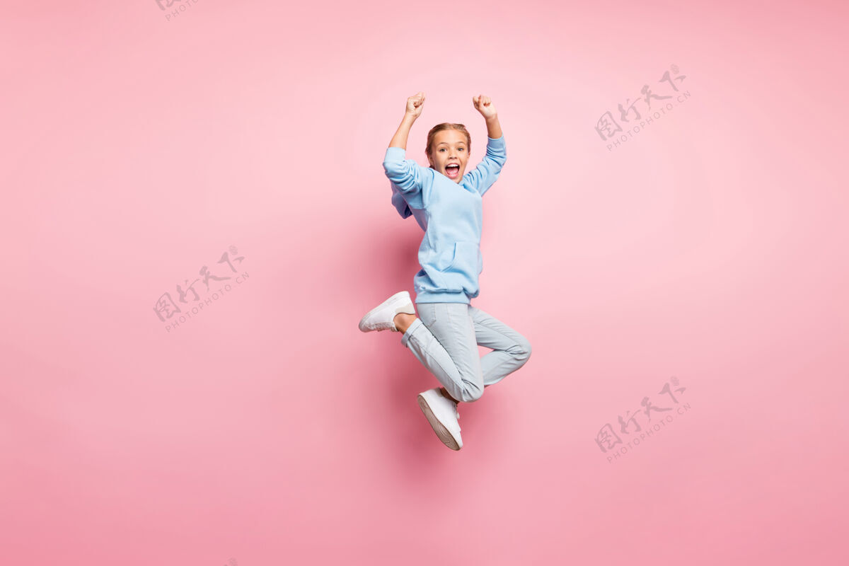 兜帽全身轮廓照片美丽的小女士跳高庆祝最佳运动比赛胜利穿休闲装隔离粉彩粉色背景跳投小童年