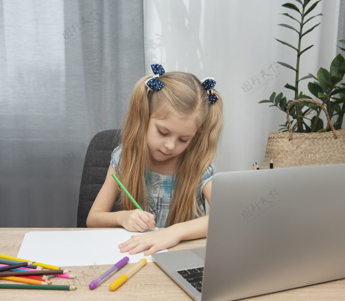 幼儿园可爱的女孩在家里的房间里做作业蜡笔学校房子写作