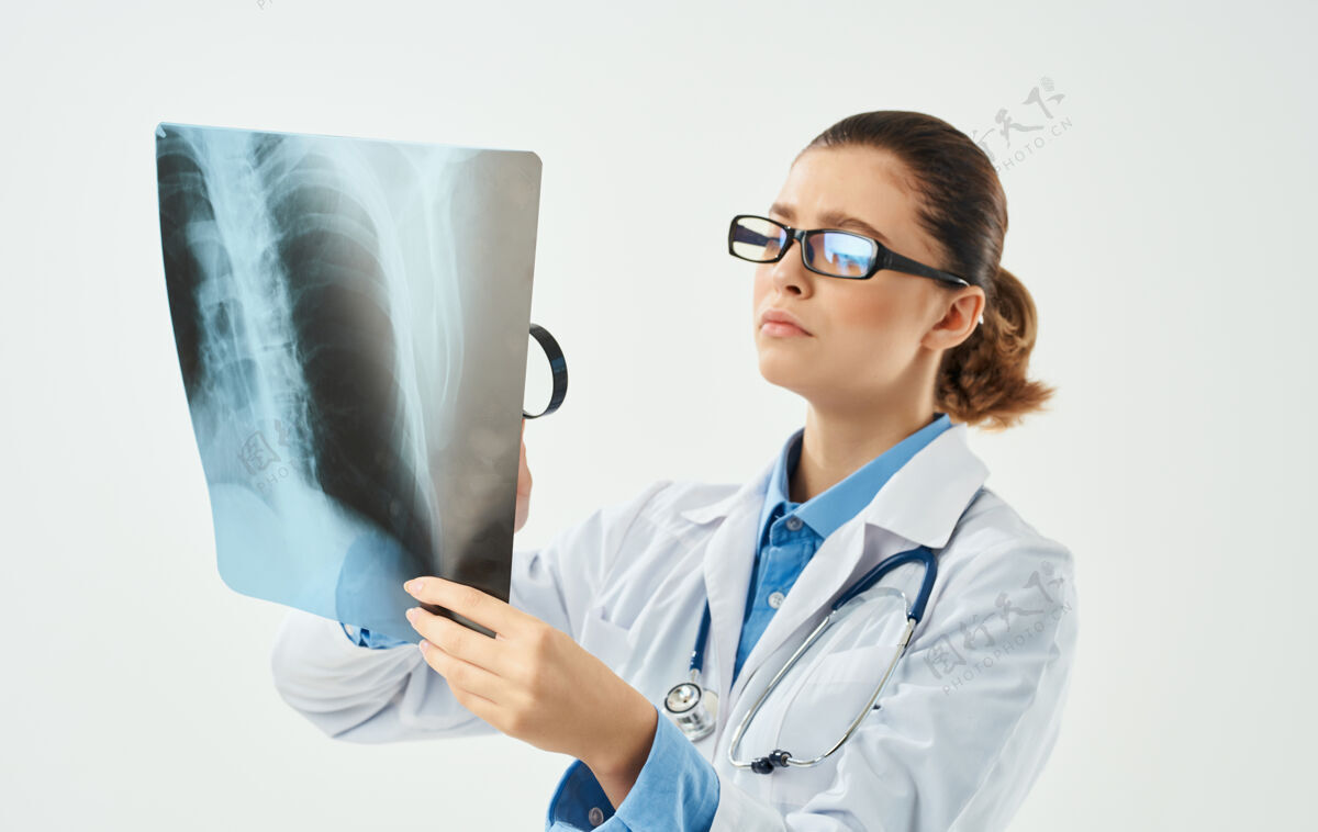 医学拿着x光片的女人手里拿着放大镜 医生 医生 护士骨骼诊断医学