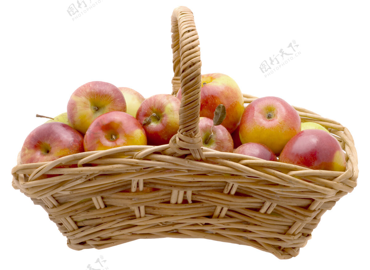 素食成熟的红苹果放在篮子里 在白色的背景上隔离开来提神自然成熟