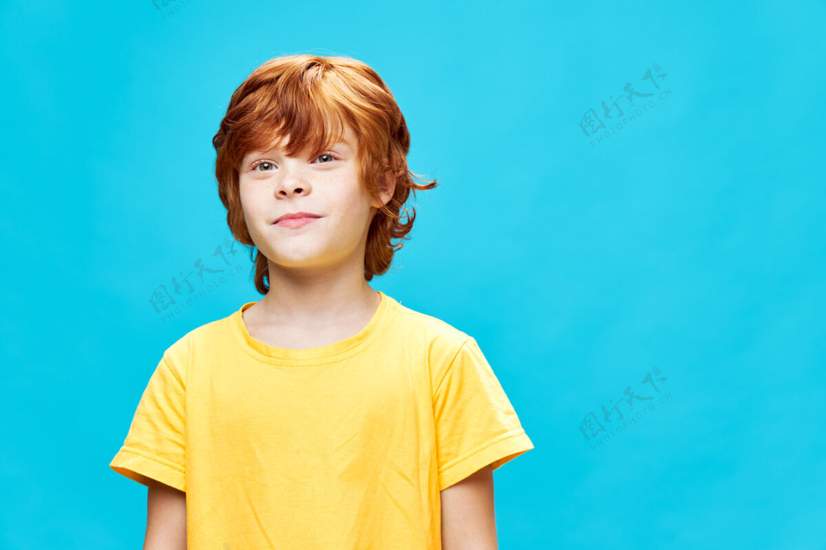 快乐穿黄色t恤的红发男孩的肖像 蓝色舌头小衬衫