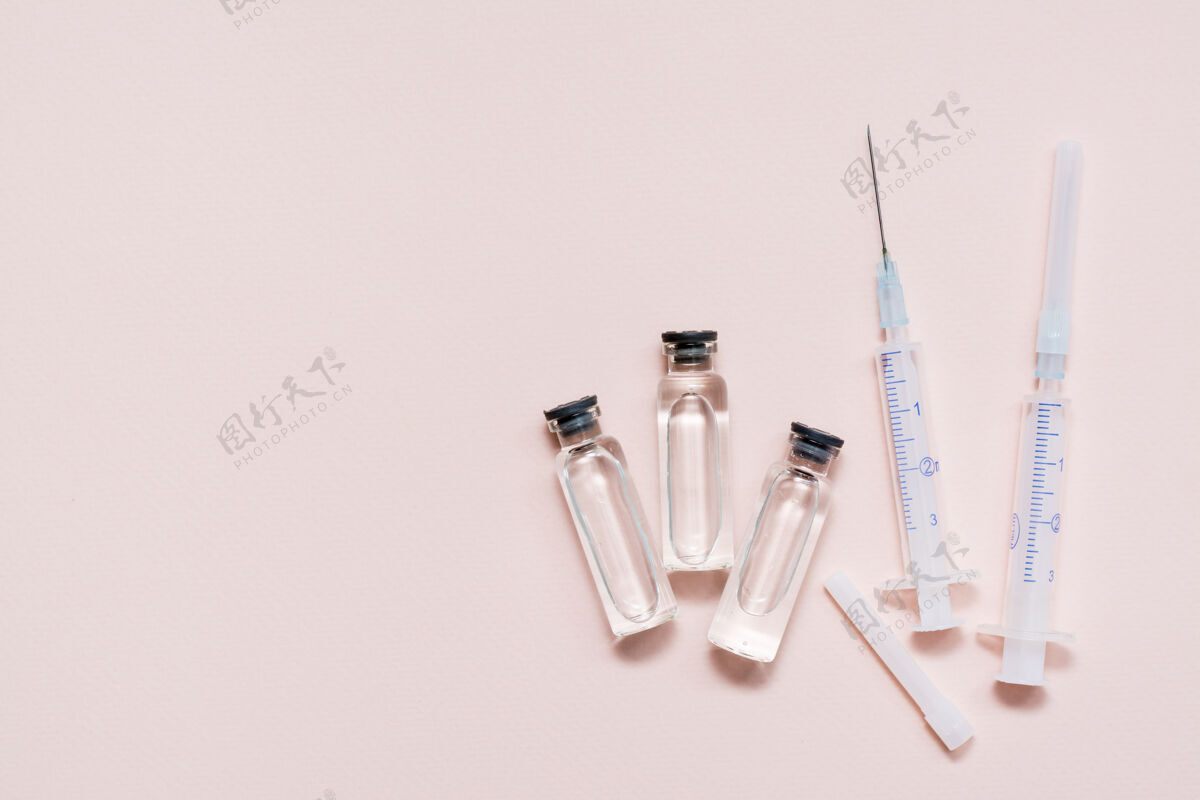 感染疫苗接种和免疫.疫苗小瓶和干净的注射器顶部查看.复制空间注射器治疗健康