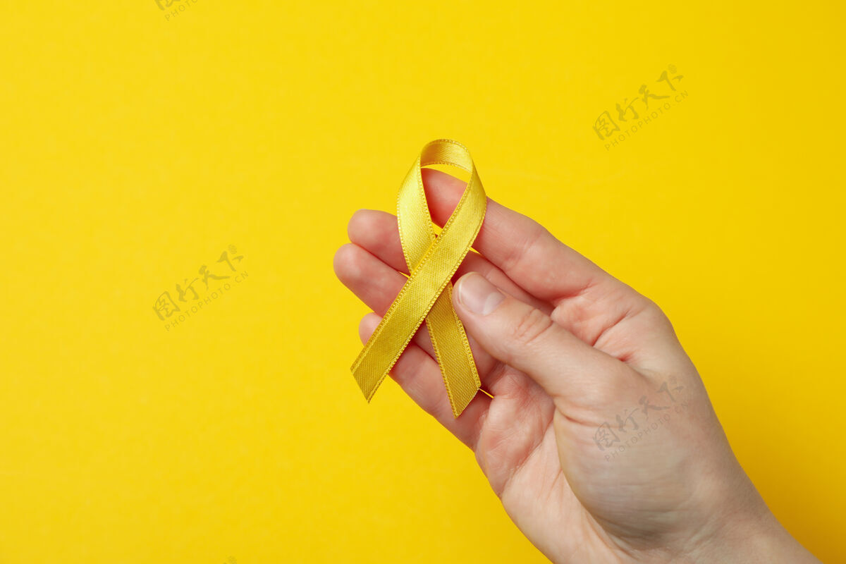 持有女手握儿童防癌意识黄丝带女性慈善意识