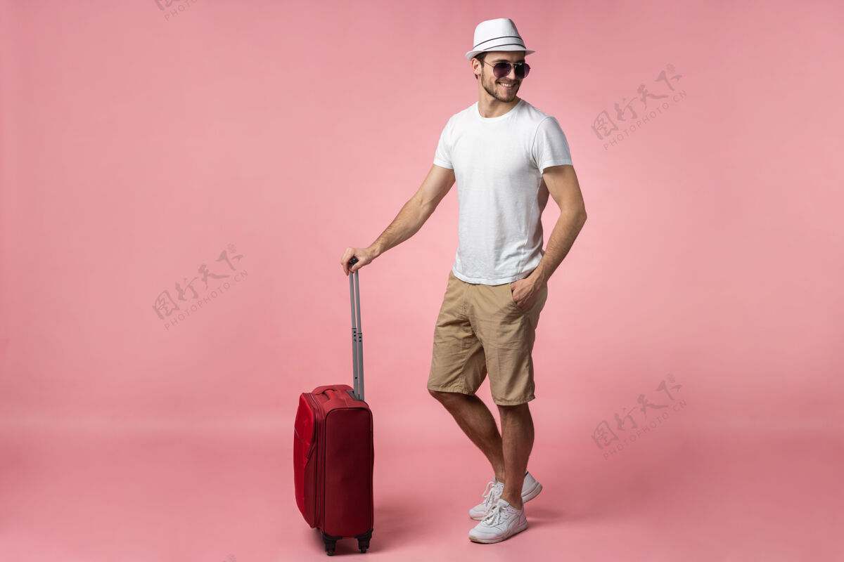 机场带着手提箱 护照和机票的男旅客摄影师男性探索