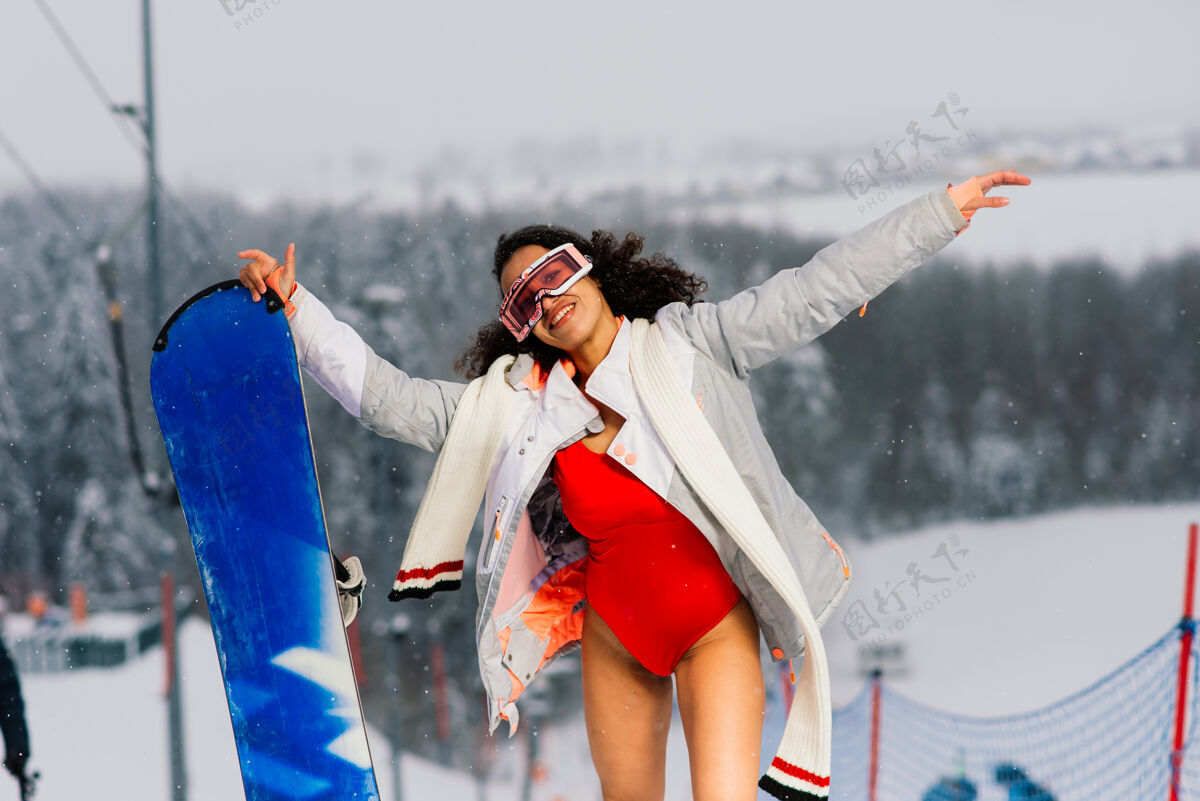 活跃穿着泳装 戴着滑雪眼镜 脸上洋溢着喜悦表情的非裔美国滑雪者玻璃角色泳装