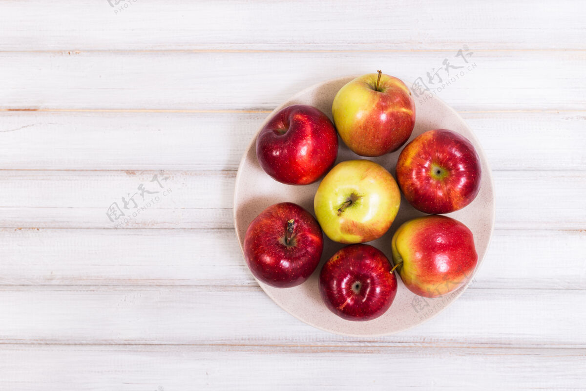 篮子木制背景上的甜苹果明亮新鲜大