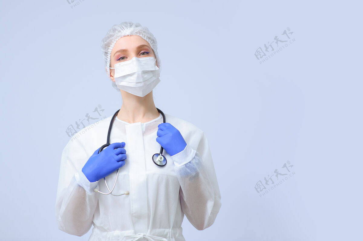医疗保健戴着医疗帽和面罩的女医生或护士的肖像急诊听诊器安全
