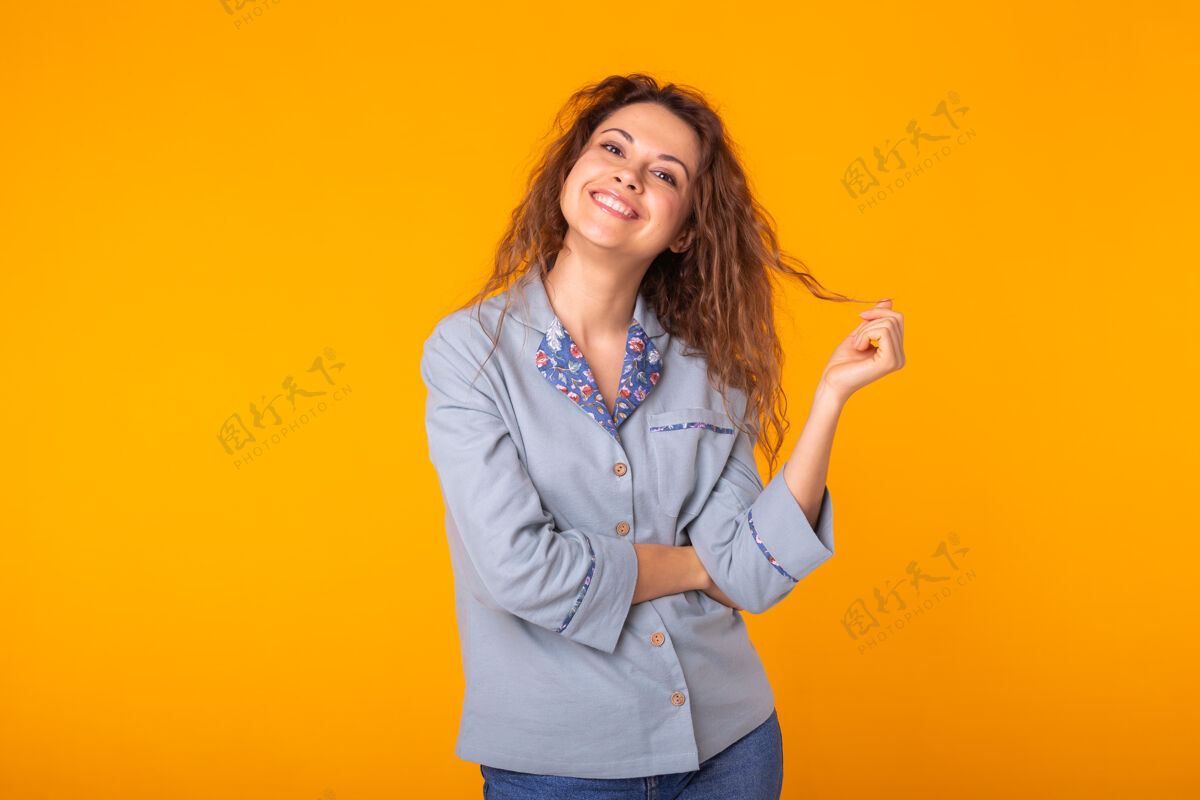 积极时尚写真漂亮酷的女人在五颜六色的黄色墙上玩笑声女性人