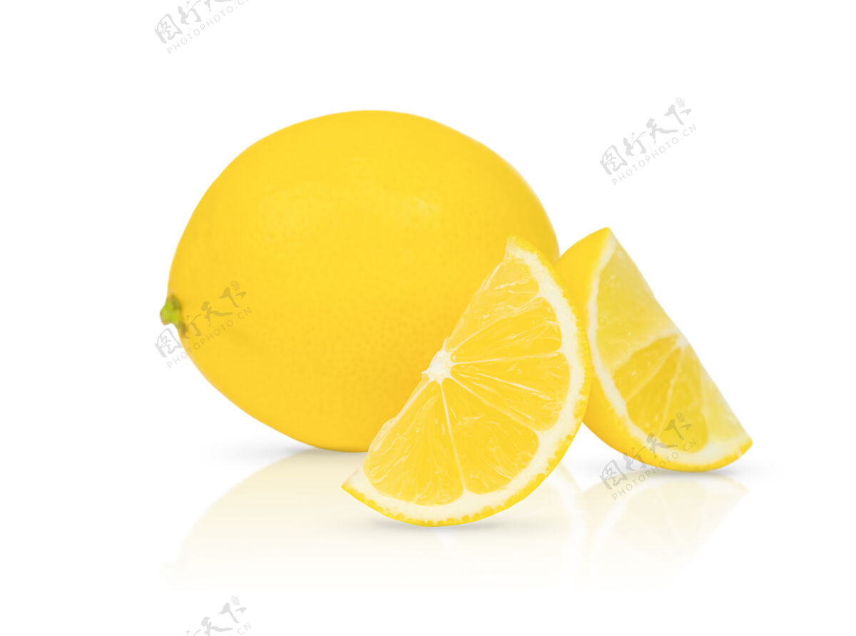 一半一整片柠檬 它是孤立的特写柠檬切