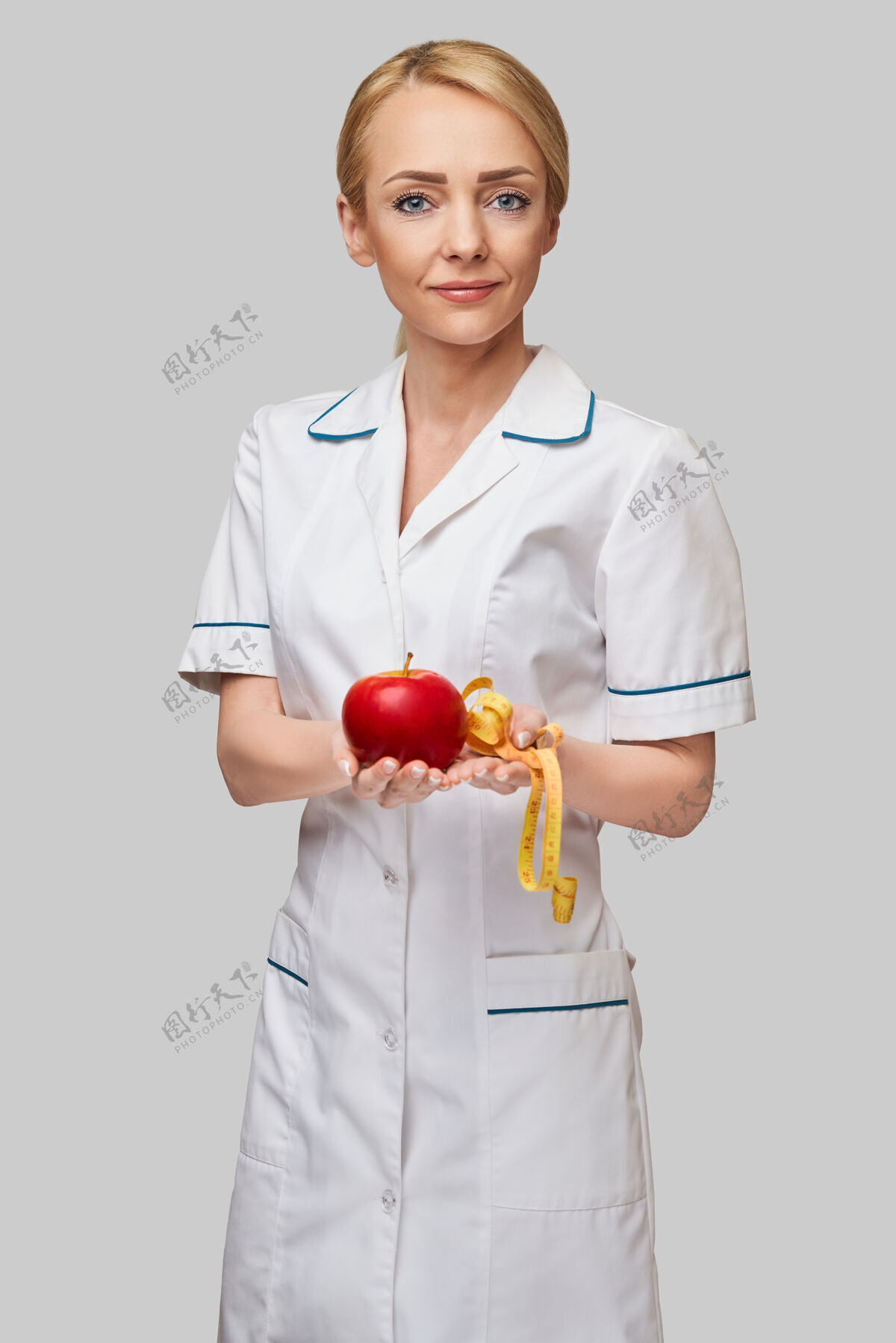 工作营养师医生健康的生活方式概念-持有有机红苹果和卷尺医务工作者营养师水果