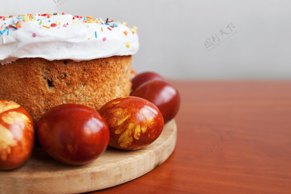 乡村复活节蛋糕和彩绘复活节彩蛋正统的甜面包 库里奇和五颜六色的鹌鹑蛋复活节季节复活节蛋糕