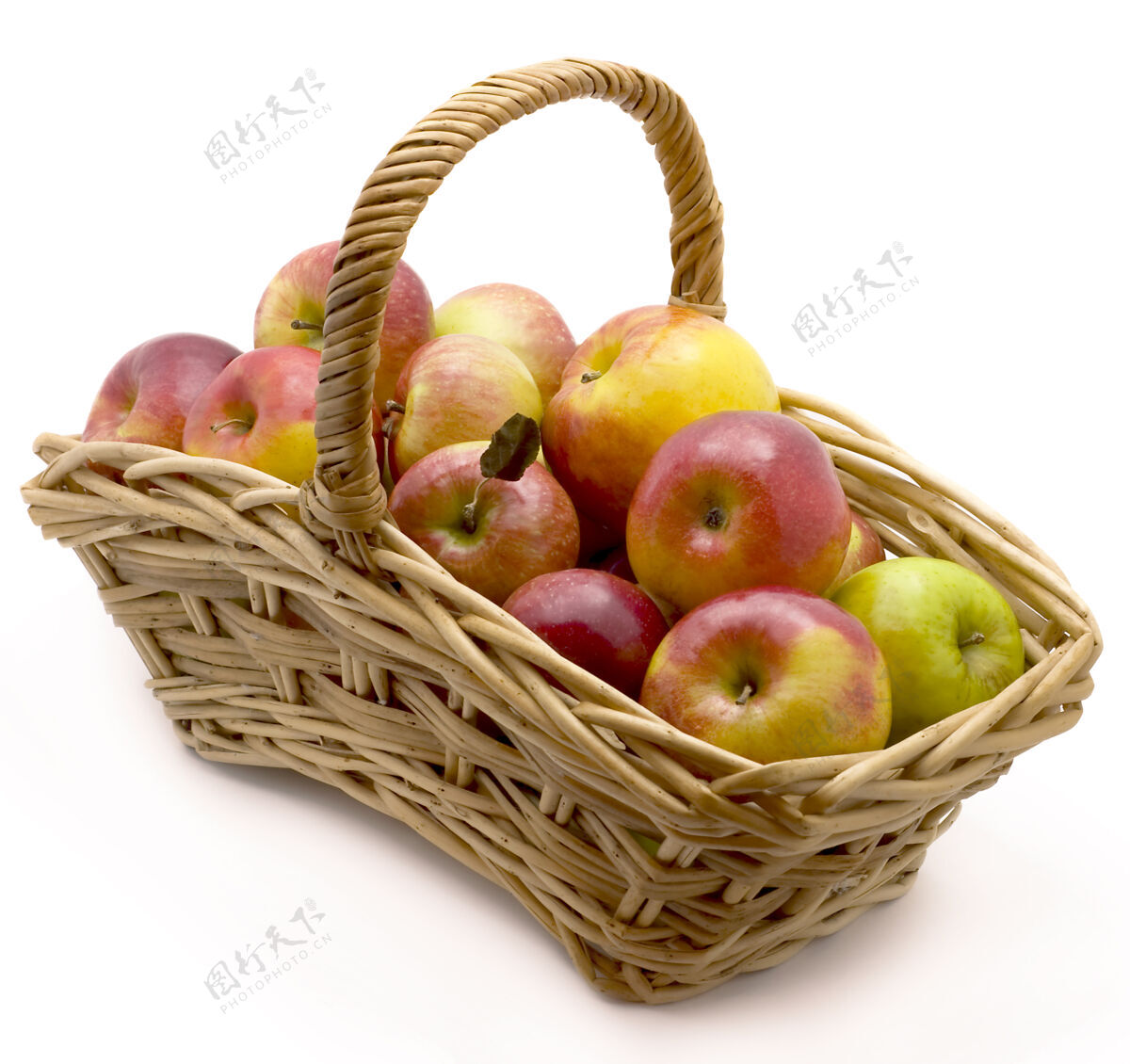 自然成熟的红苹果放在篮子里 在白色的背景上隔离开来素食颜色饮食
