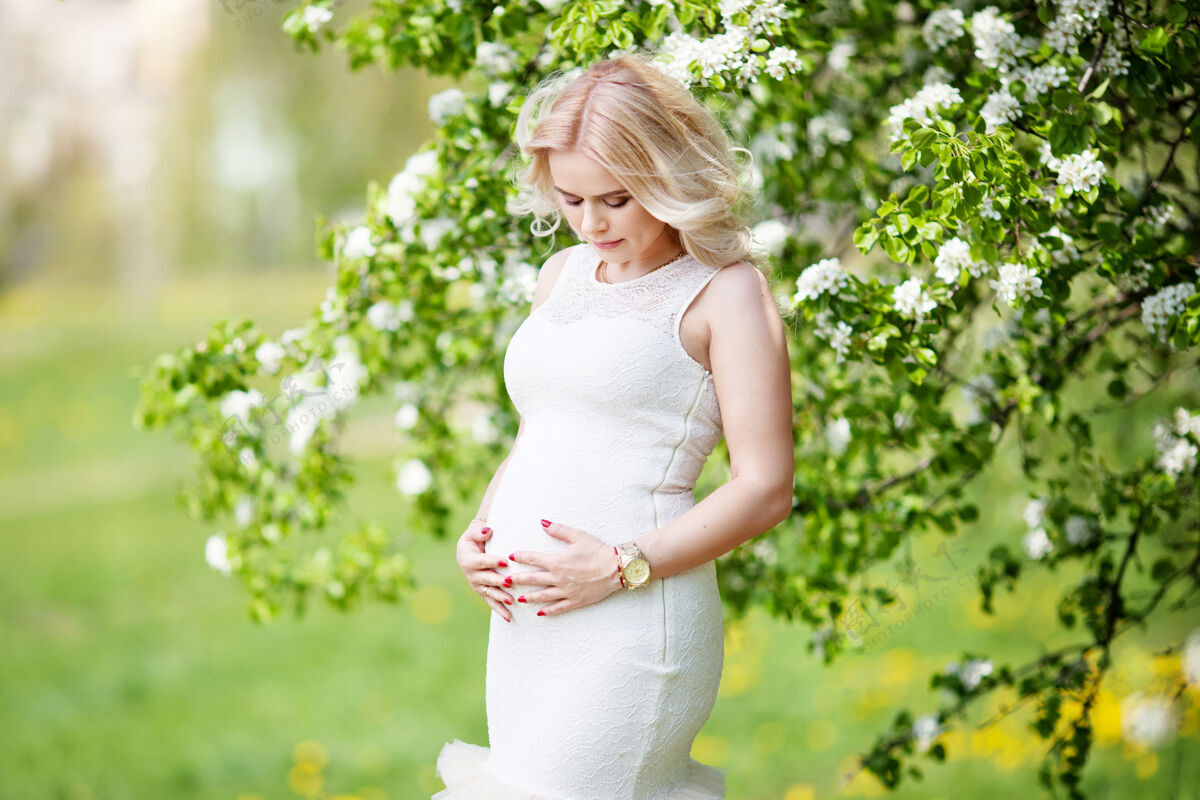 肥料花丛中美丽的孕妇画像帕克·杨快乐的孕妇享受大自然的生活放松妈妈开花