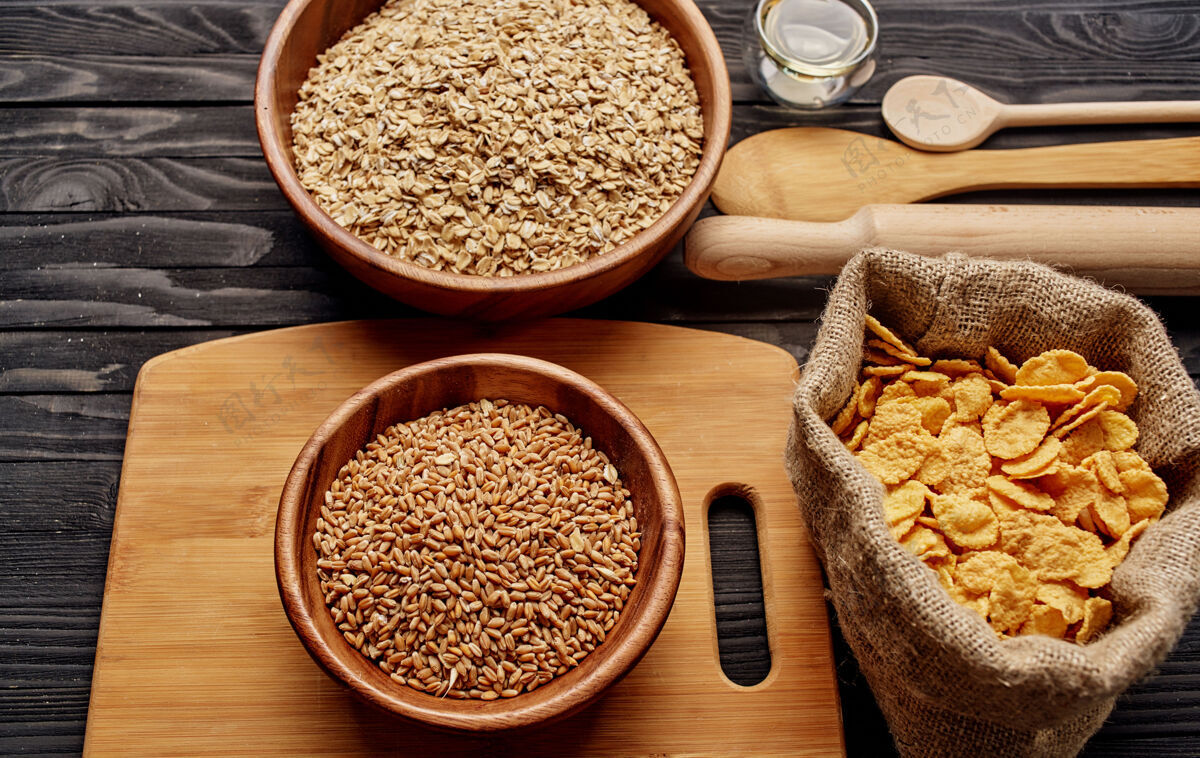 燕麦盘子里有谷物和木勺谷类食品袋厨房板食物乳制品营养