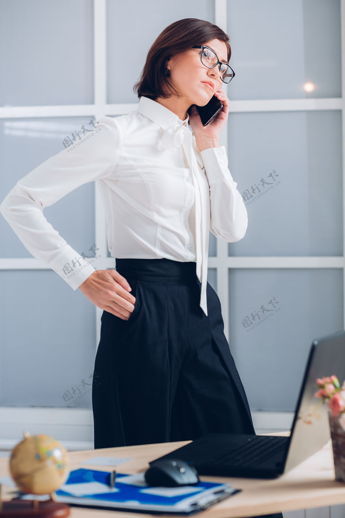 可爱优雅的商务女士在办公室打电话电话聪明工作