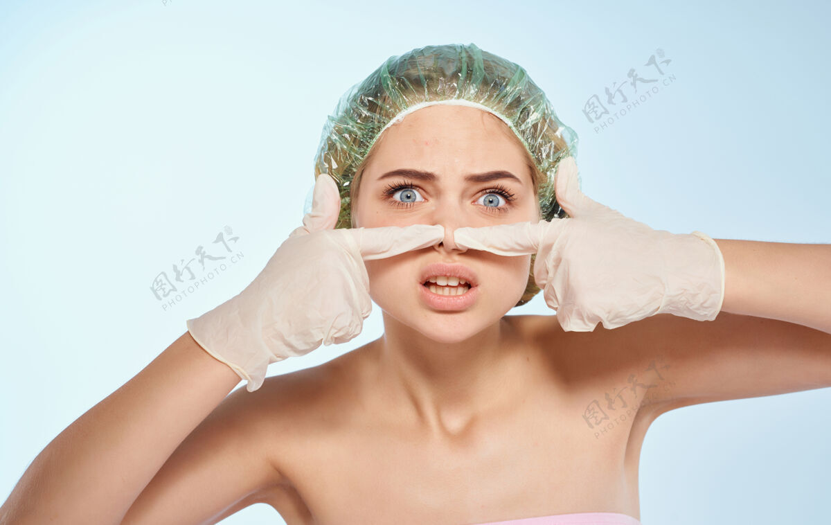 肖像女人在脸上长痘痘和美容皮肤科护肤预防健康化妆品