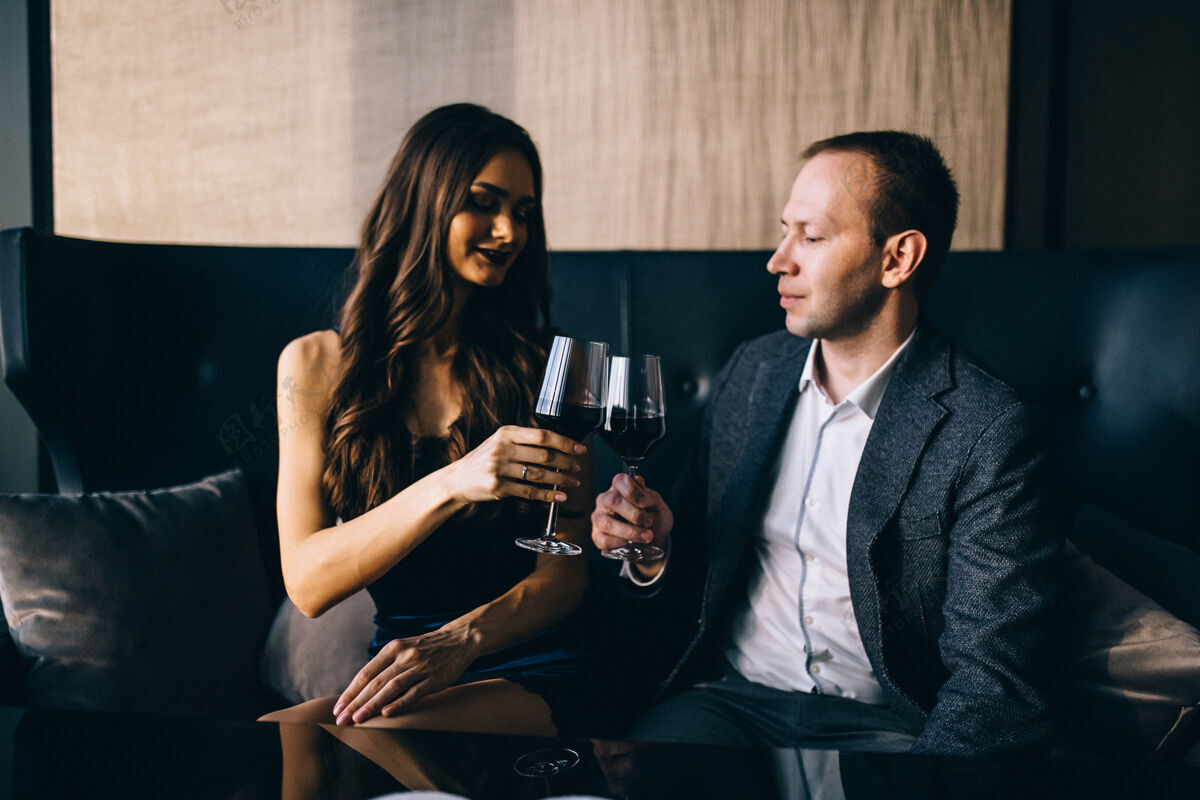 成人多情的年轻夫妇用红酒敬酒的画像关系爱情家庭