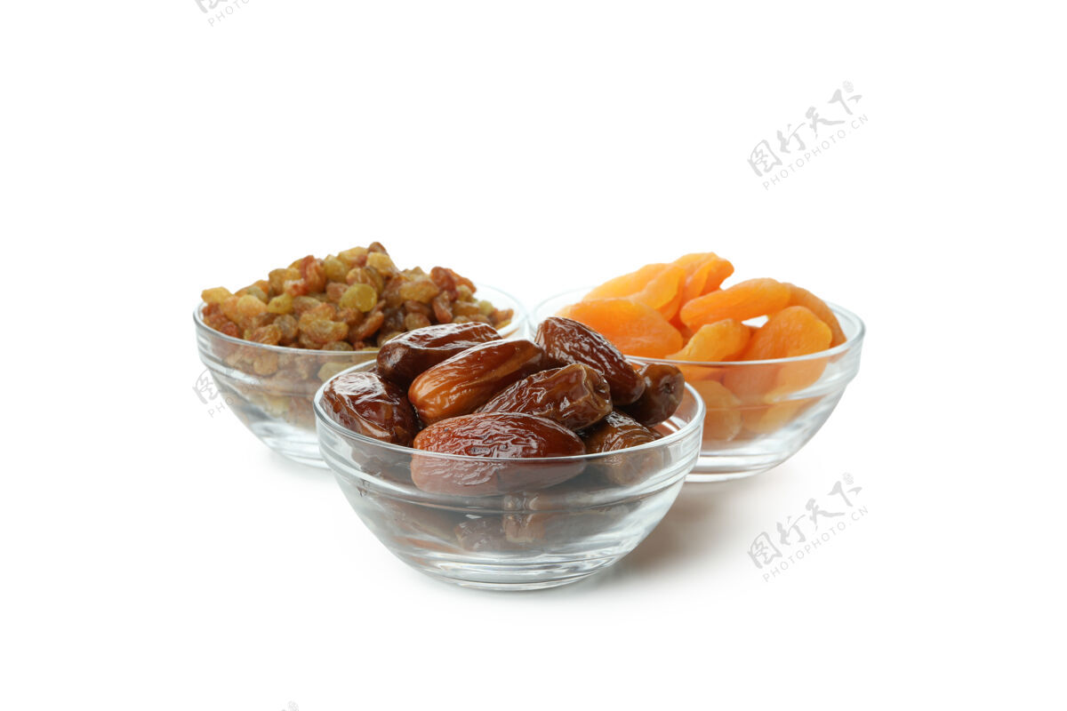 卡里姆碗里放着干枣 葡萄干和杏子 放在白色的盘子里混合干枣