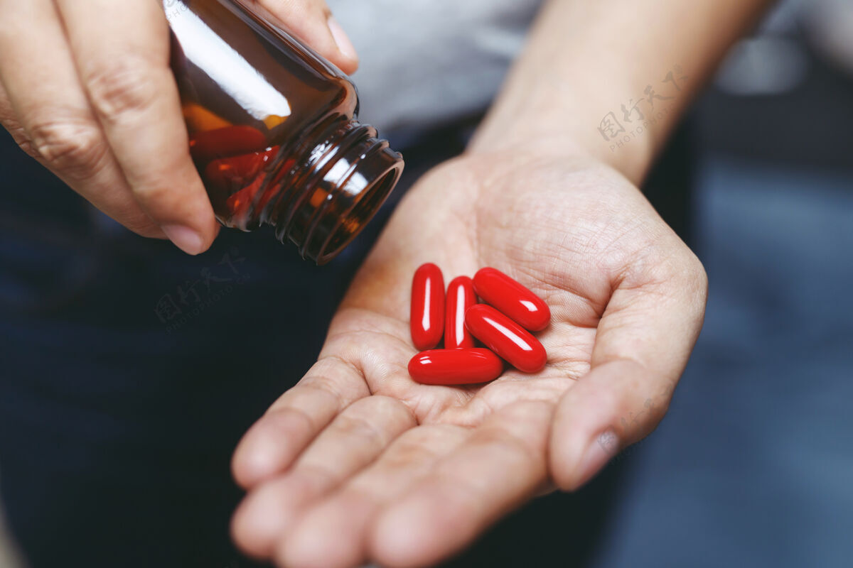 持有近距离男人手里拿着药 用药片把维生素倒出来奶瓶.护理为了医疗保健药丸抗生素药物