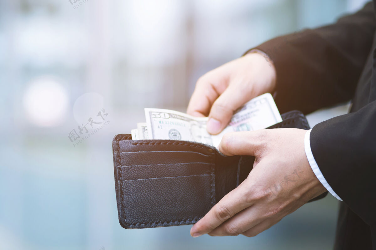 储蓄商人手里拿着钱包的人从口袋里掏钱工资支付经济