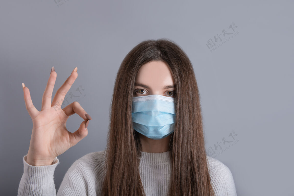 病毒戴着医用面具的欧洲女孩好的概念性的2019年科维德主题图片流行音乐工作室照片女孩享受电晕病毒安全防护呼吸面罩批准质量显示好烟雾感染人类