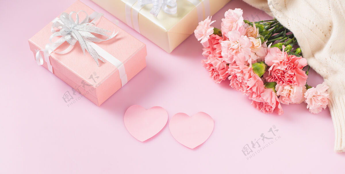 花礼盒内有康乃馨花 母亲节和情人节的概念花浪漫庆祝