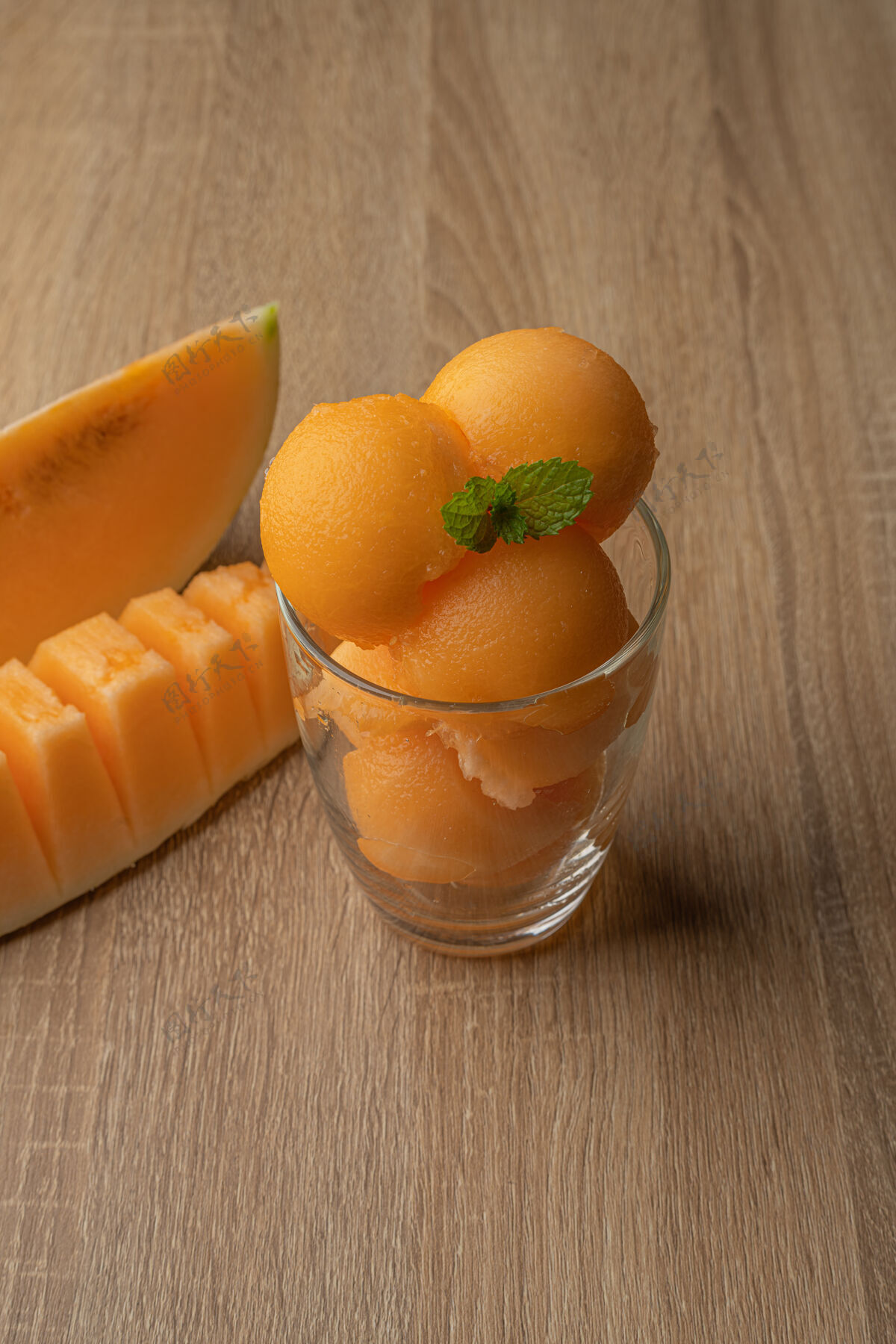 切片黄瓜瓜被舀成一个圆球 像冰激凌一样放进透明的玻璃杯里自然小吃热带