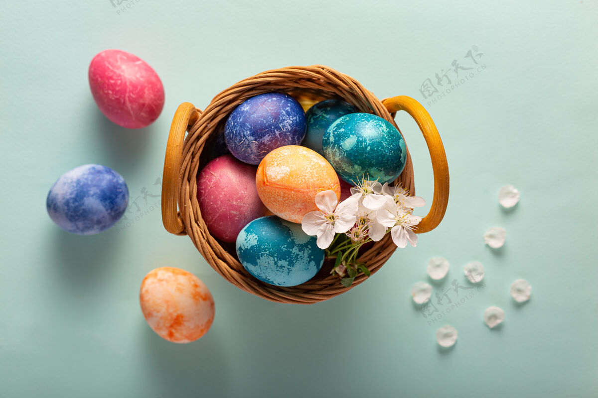 四月蓝底篮子里的复活节彩蛋复活节鸡蛋装饰