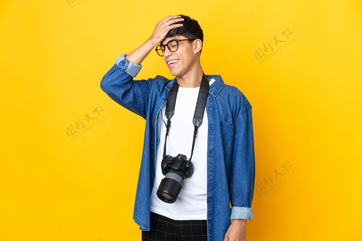 笑在孤立的黄色背景下的年轻摄影师已经意识到一些事情 并打算解决摄影师思想解决方案