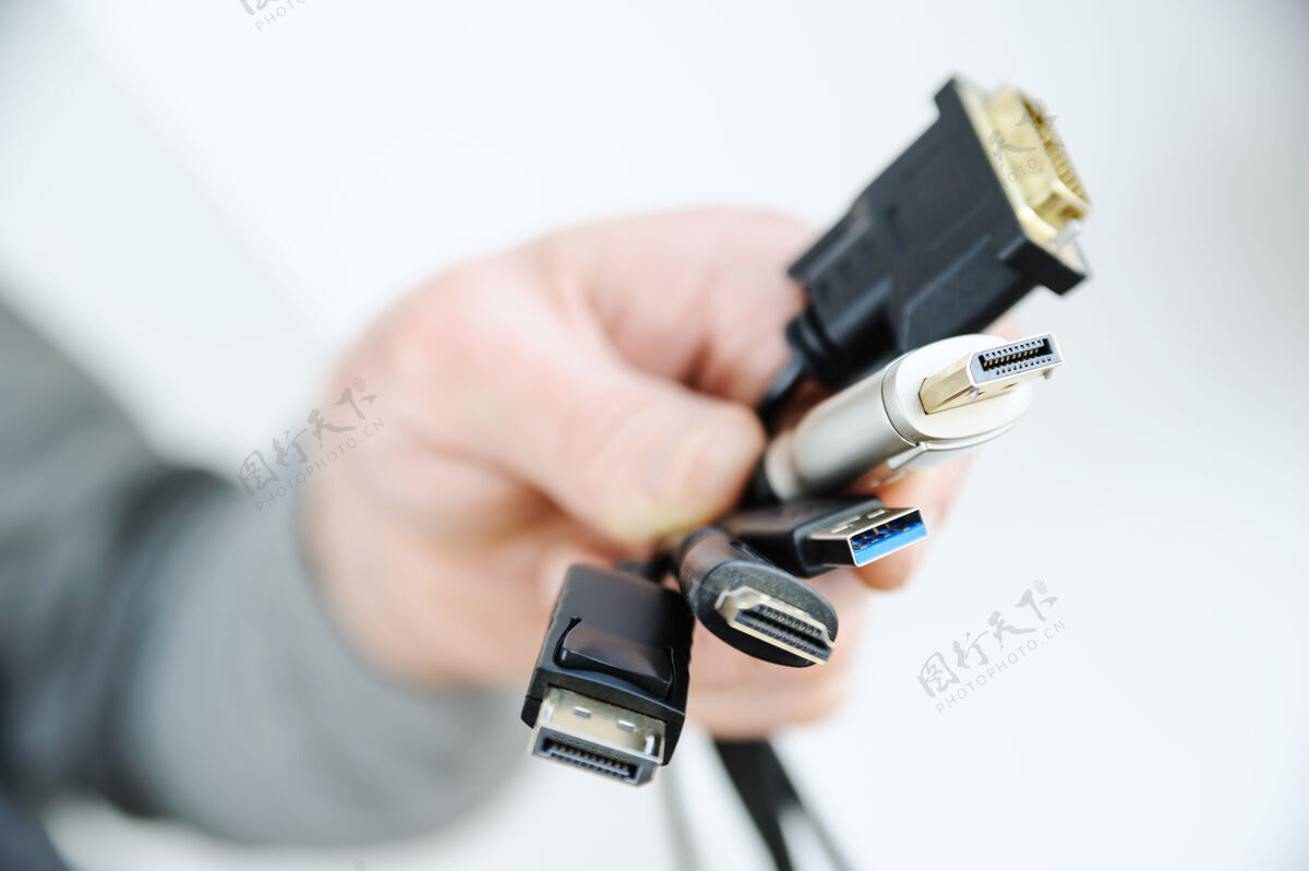设备一个人手里有各种各样的电线和插头各种线路通用