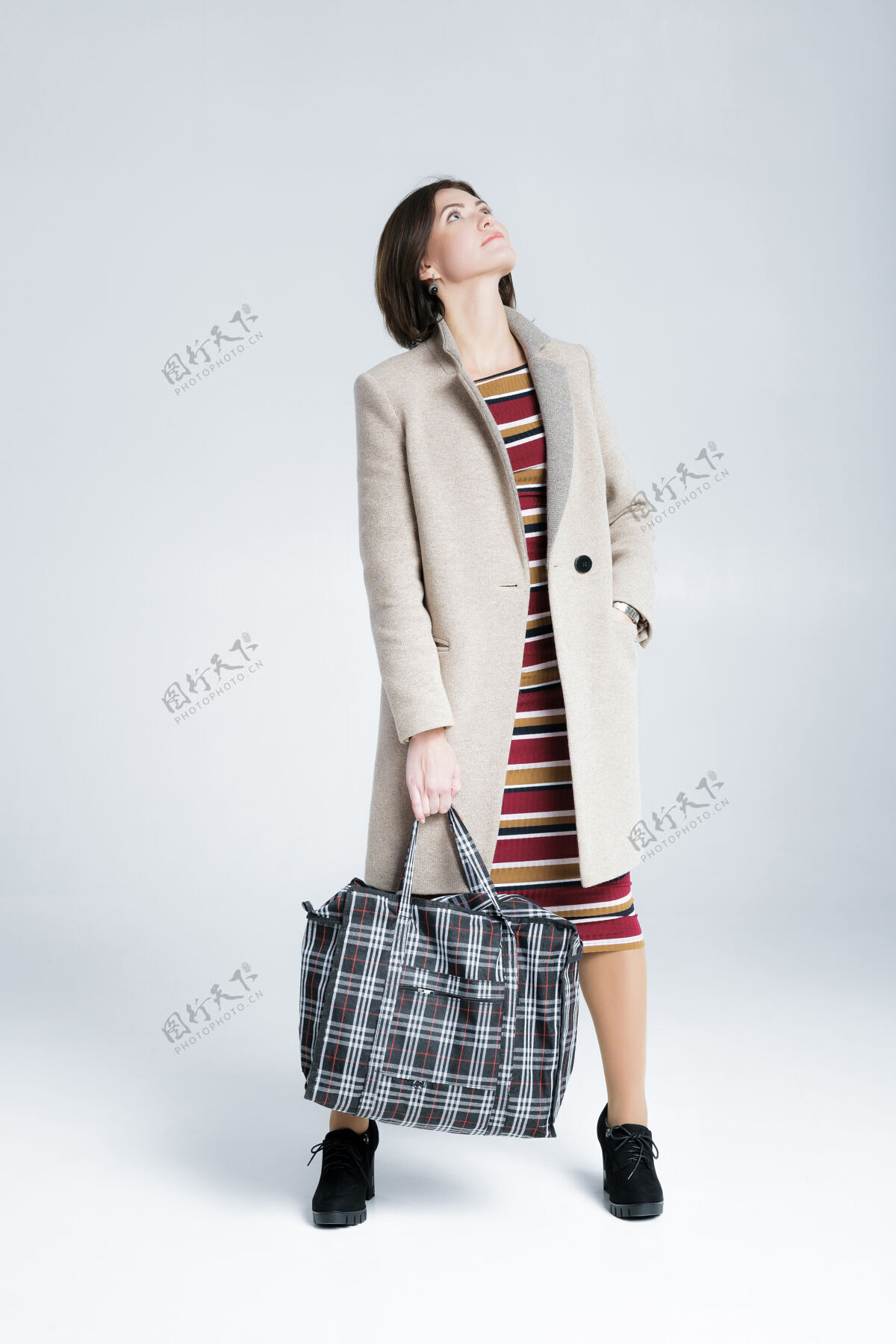 销售一个漂亮的女人 带着一个灰色背景的大购物袋生活方式购买成人