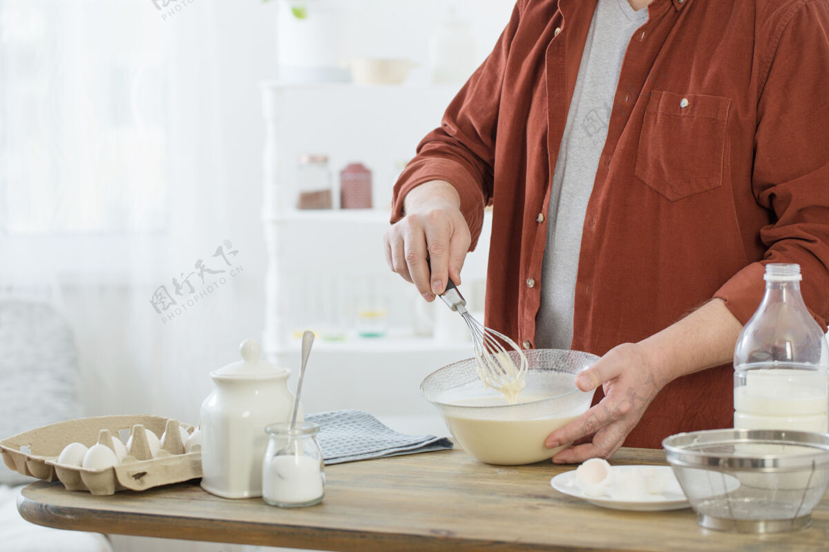 自制中年男子在白色厨房揉煎饼面团糕点家用煎饼