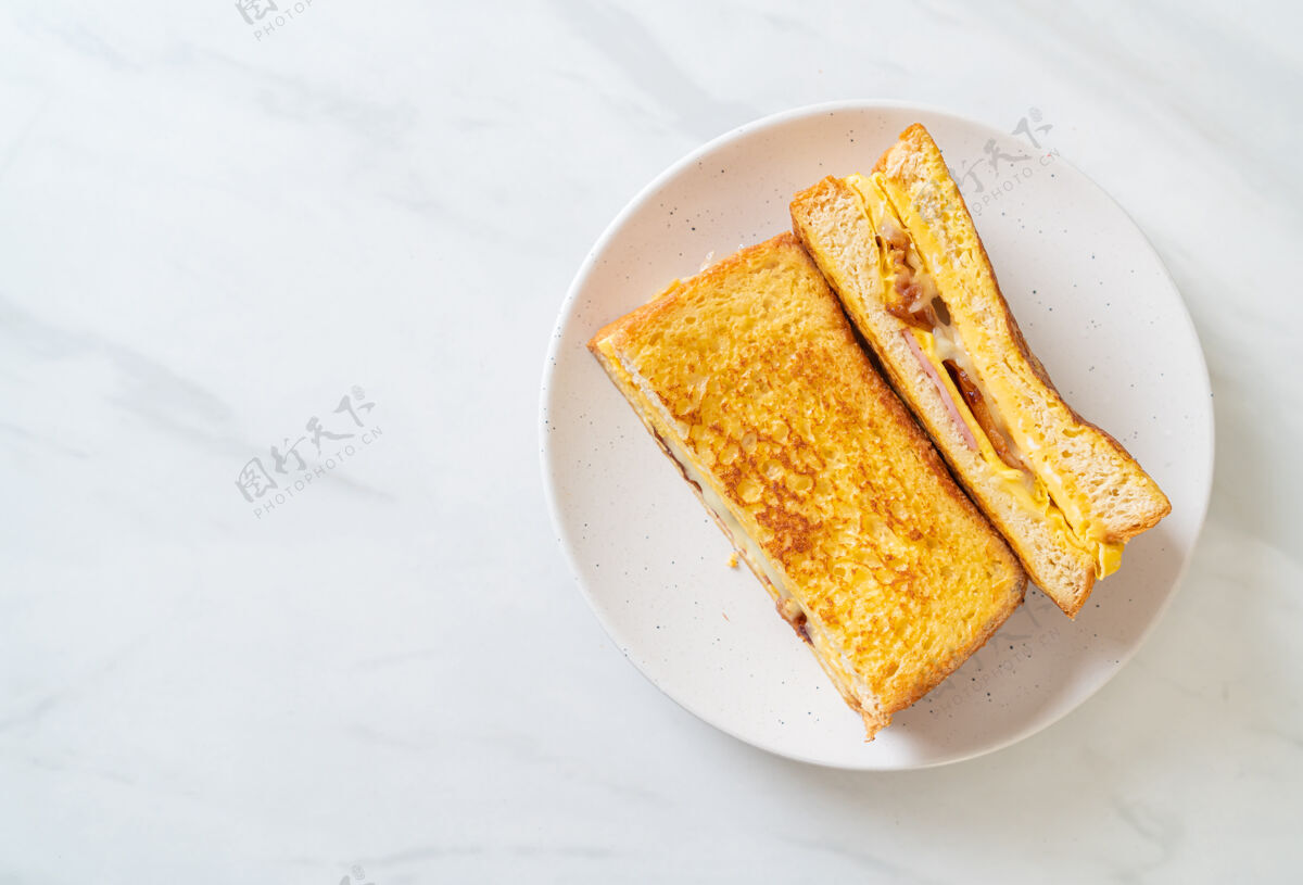 早上自制法式烤面包火腿培根芝士鸡蛋三明治面包开胃菜卡路里