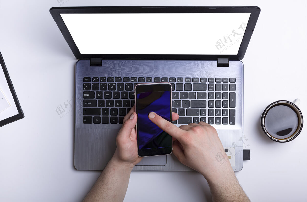 工作经理使用笔记本电脑和智能手机专业人士笔记本电脑办公桌