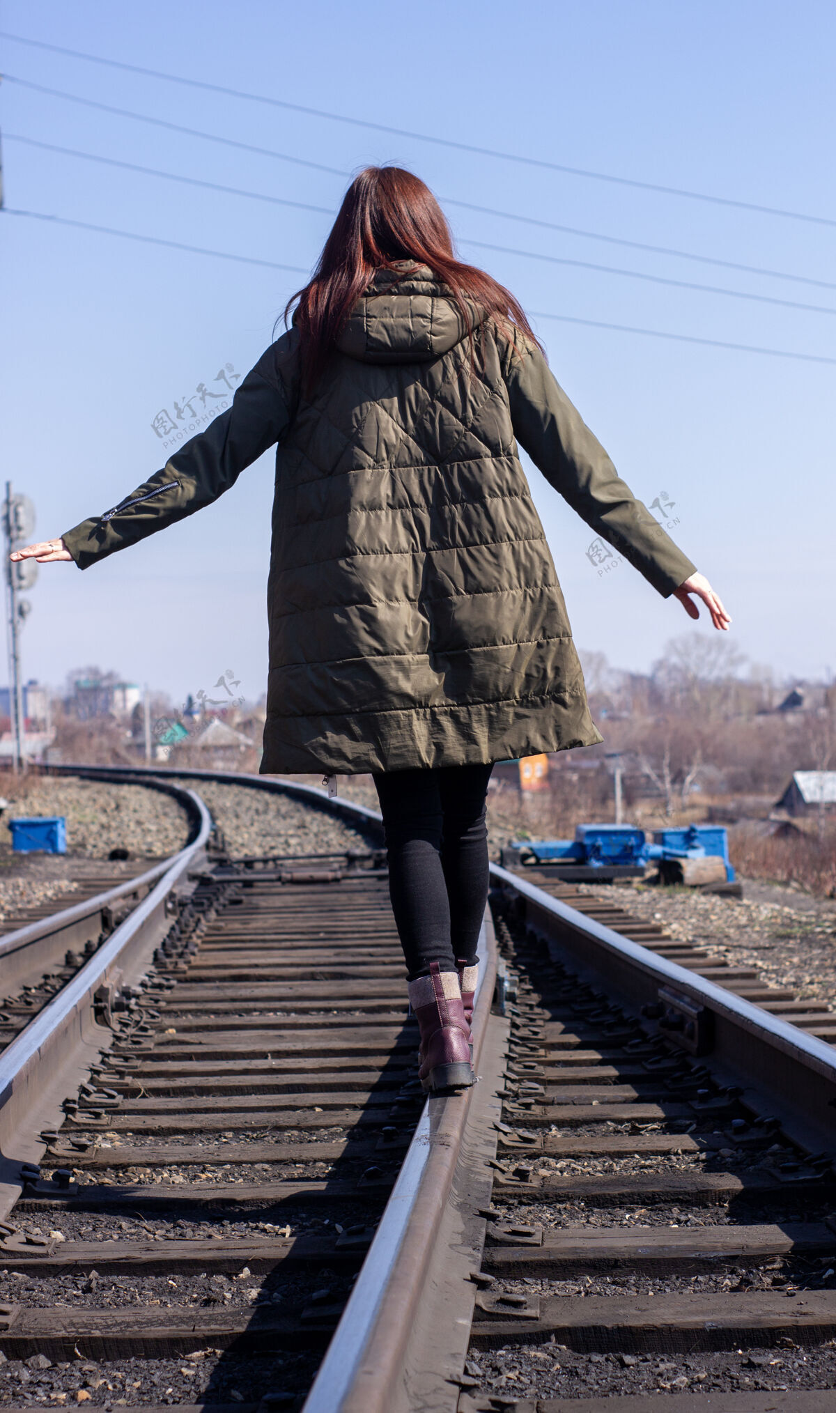 冒险那个女孩走在前面的铁路上户外女人远离