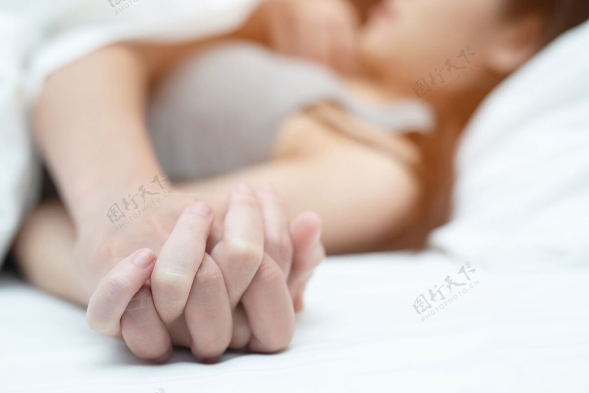 性幸福的一对躺在床上一起享受彼此的陪伴家庭成人亲吻