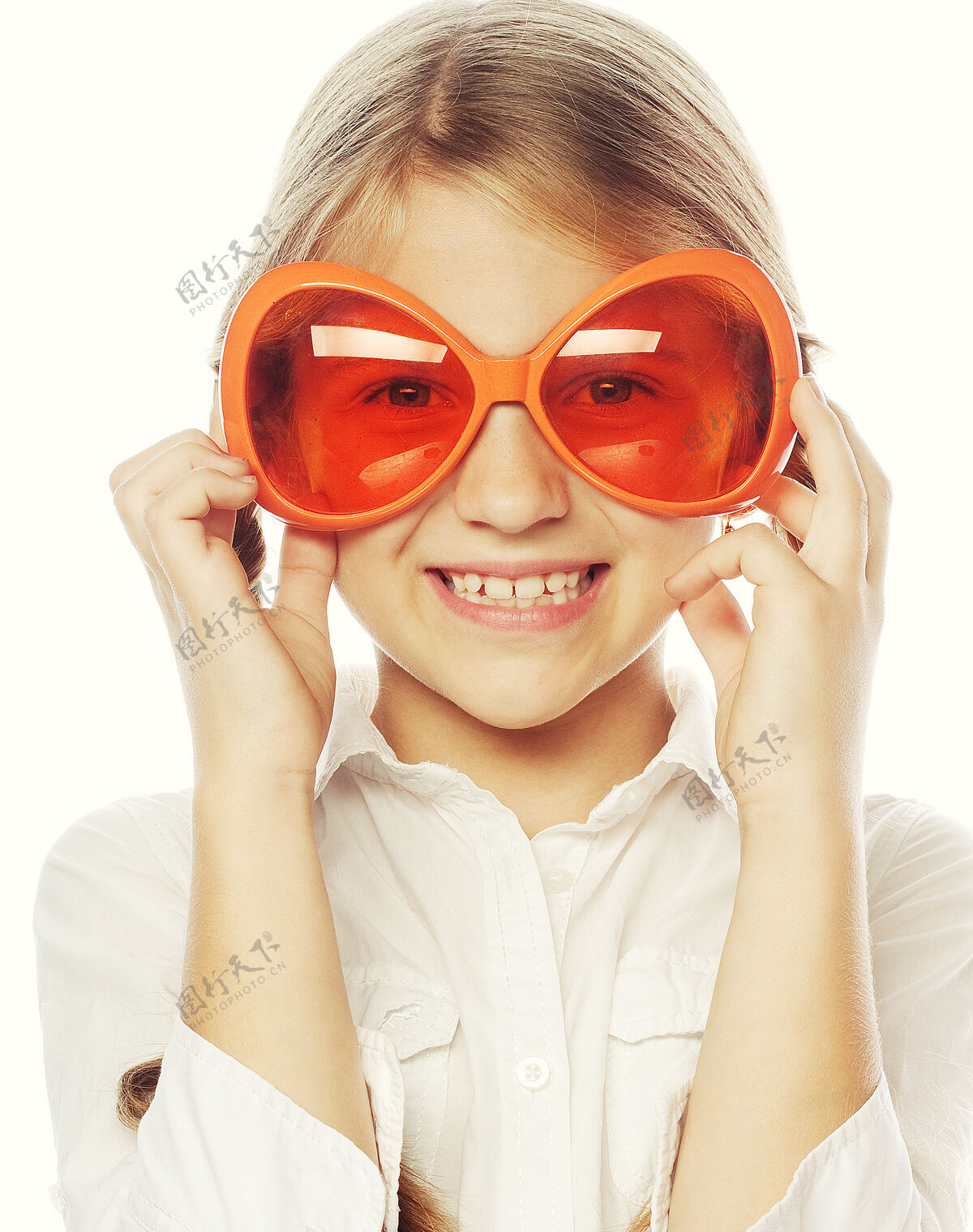 托儿所快乐的小女孩 戴着有趣的橙色康乃馨眼镜好看脸头