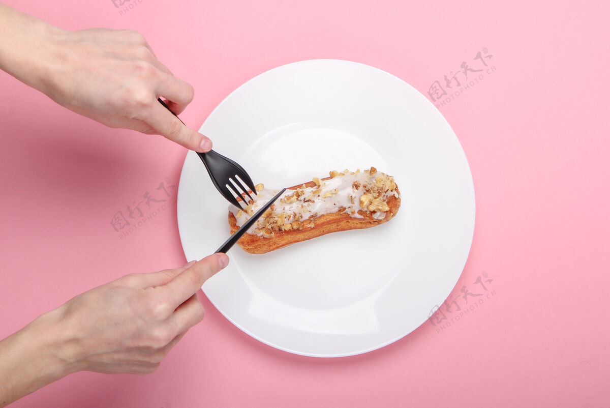 糕点女人的手在盘子上割破了顶视图美味法国