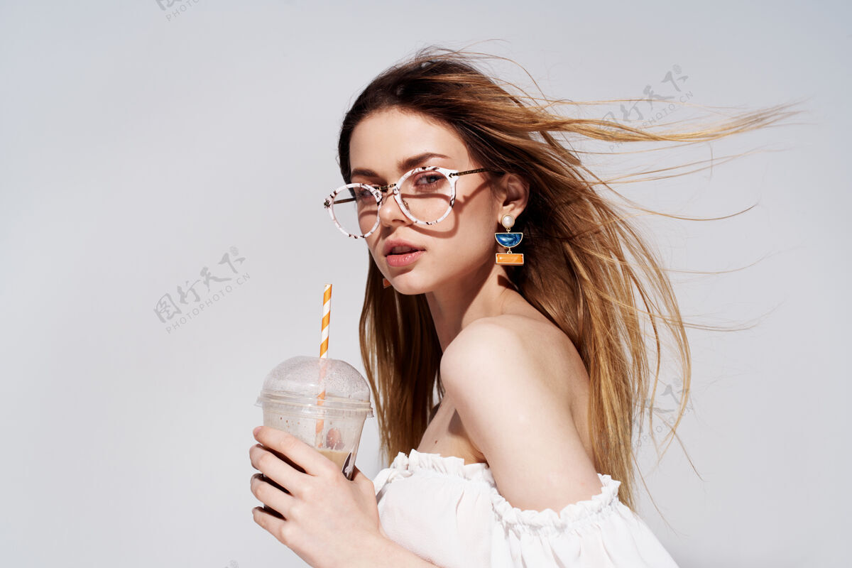 欢呼开朗的戴眼镜的女人手里拿着酒杯豪华的特写镜头茶咖啡年轻