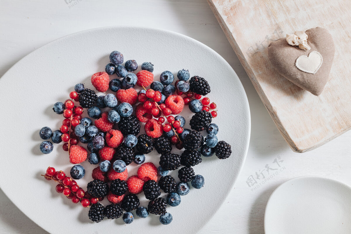分类健康的早餐吃新鲜的生浆果和水果美味黑莓食物
