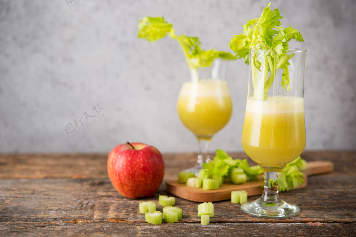 多汁的新鲜果汁苹果和芹菜在一个透明的玻璃 素食 清洁食品的概念有机营养冰沙