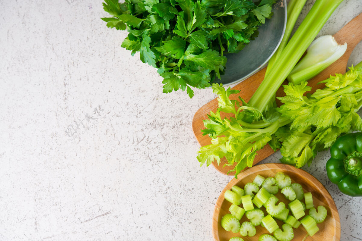 天然新鲜绿色蔬菜 欧芹 芹菜 辣椒 清洁食品概念 顶视图有机铃铛成熟的