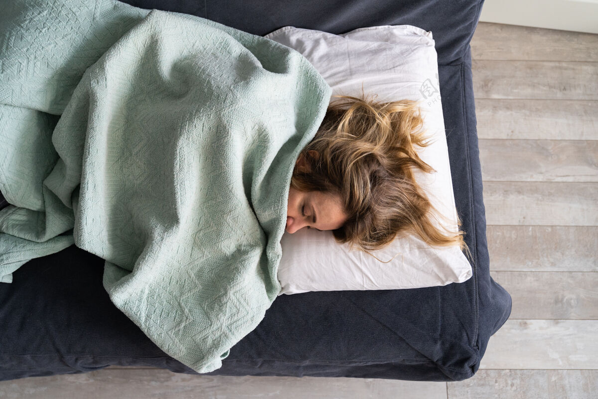 头发辛苦工作后睡觉的女人的顶视图白天孤独 分手后的艰难生活 离婚床侧卧睡觉