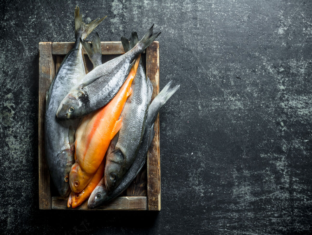 健康托盘上有各种新鲜的鱼烹饪饮食食物