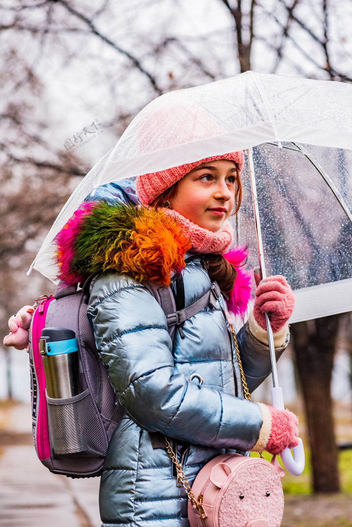 外套金发碧眼的女孩穿着夹克 打着透明的伞 在外面的雨中御寒户外天气户外